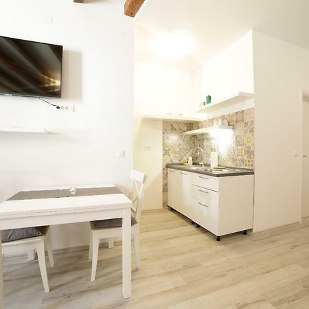 Zen Studio In Center Of Ровинь Экстерьер фото