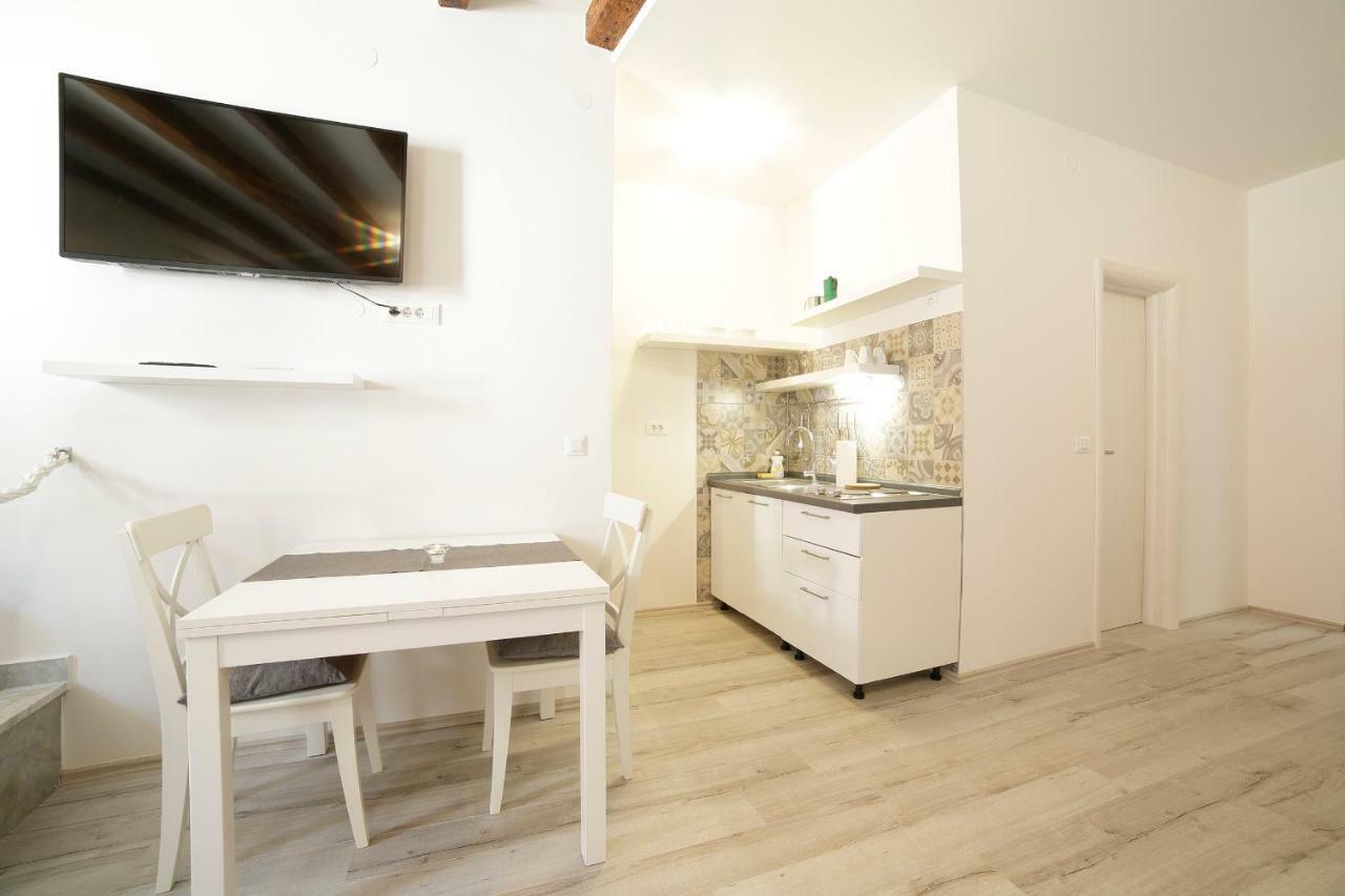 Zen Studio In Center Of Ровинь Экстерьер фото
